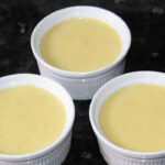 distribute the Catalan mango cream in containers and let it cool