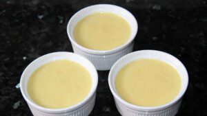 Distribute the Catalan mango cream in containers and let it cool